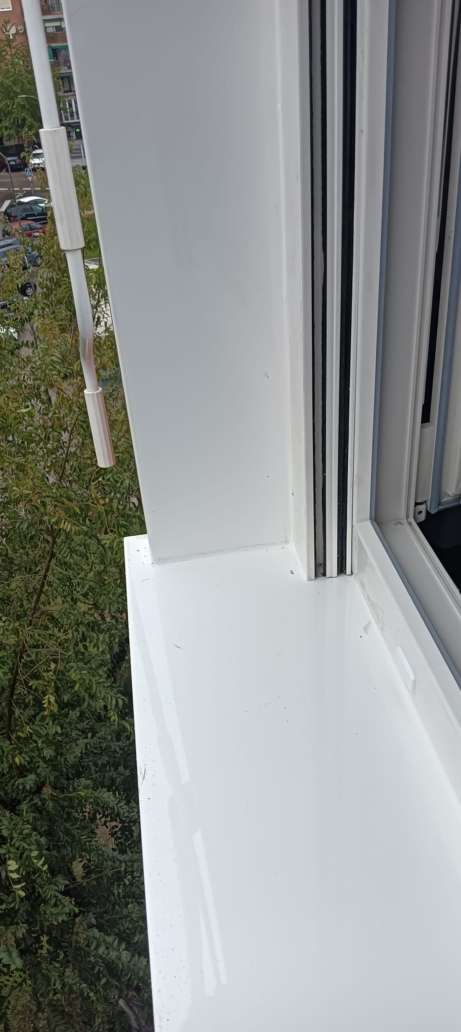 VENTANAS VIVIENDA CON EMBOCADURA DE CHAPA POR LA PARTE EXTERIOR